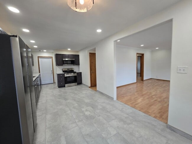 Building Photo - 7230 Beech Ave