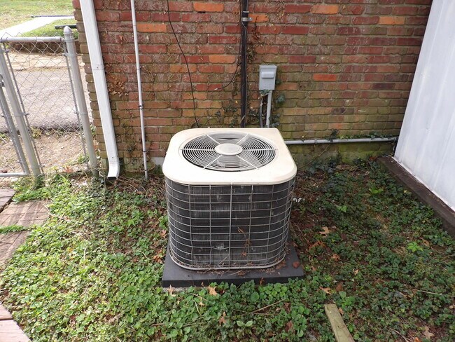 Building Photo - 102 Cedar Dr