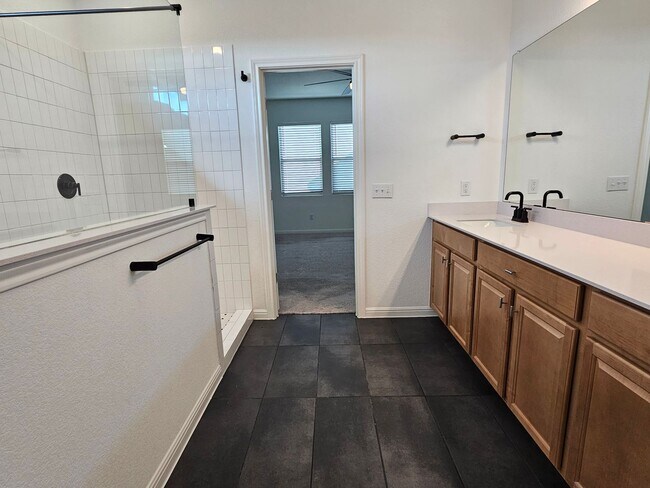 Building Photo - Beautiful 3 Bed / 3 Bath Home in North Lea...