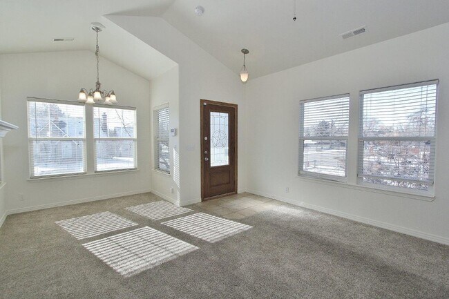 Building Photo - Quaint Cottage-Style Home in SE Boise