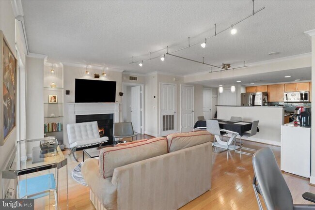 Building Photo - 1220 N Fillmore St