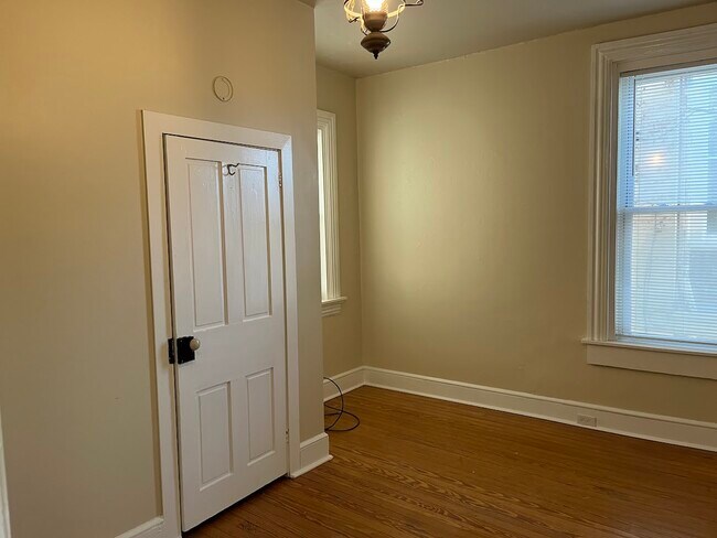 Middle bedroom 2 windows - 441 W Lemon St
