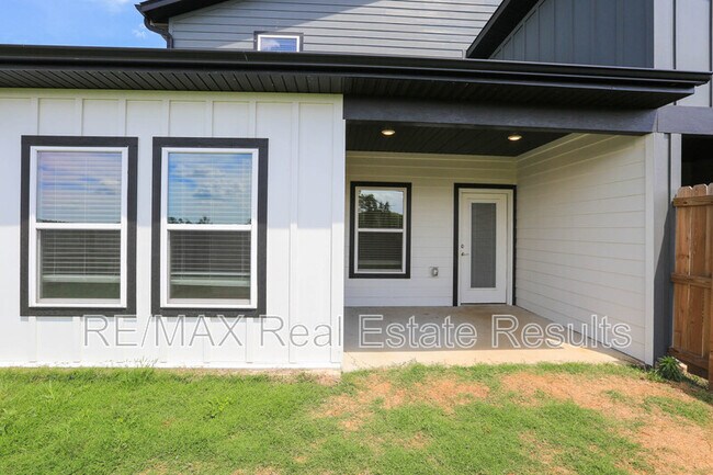 Building Photo - 1401 SW Poigai Wy