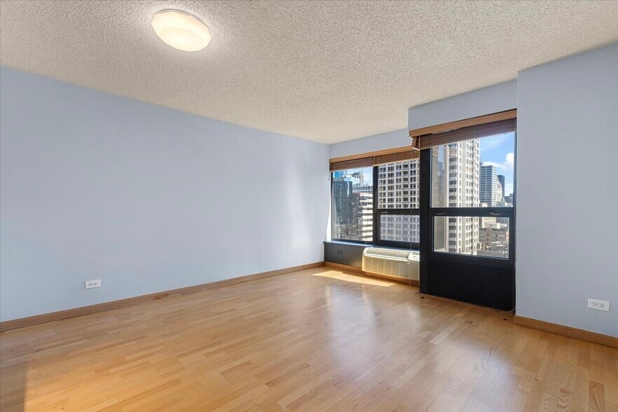 Primary Photo - 30 E Huron St