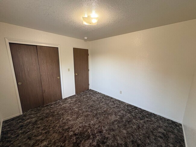 Building Photo - NW Visalia Home with Alley Access Rent Ready!