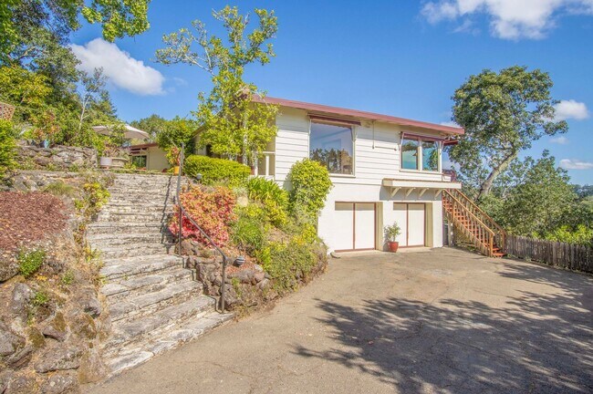 Building Photo - Gated 4bd/3ba Kentfield Home