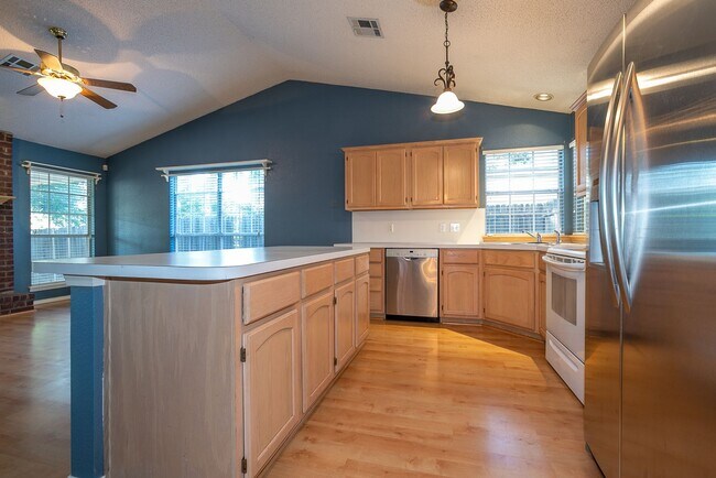 Building Photo - Charming 3 bedroom home with cozy fireplac...