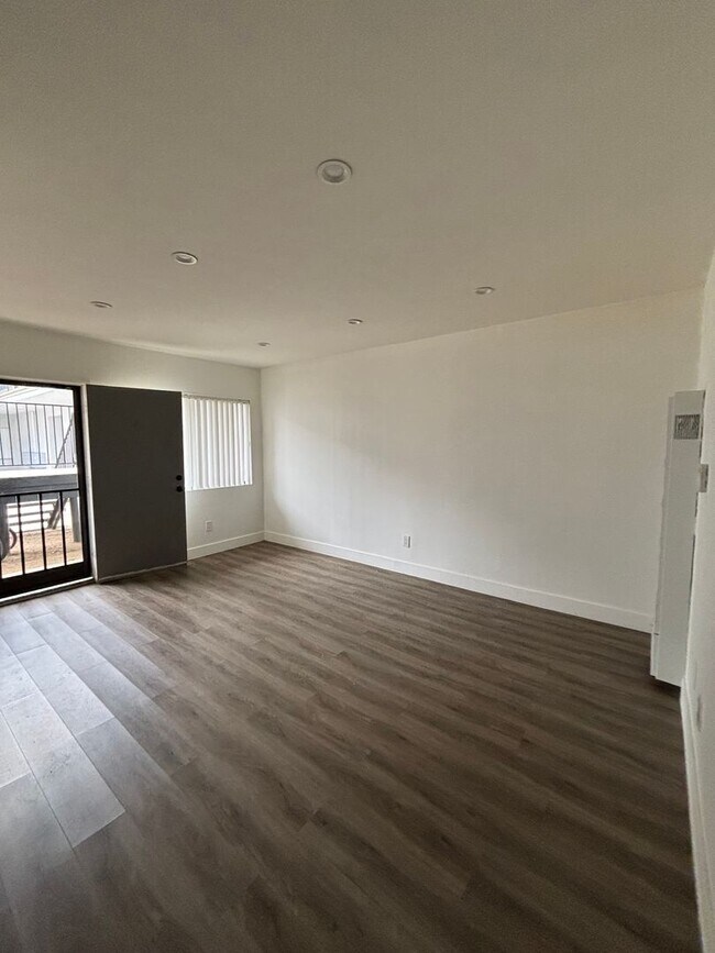 Building Photo - Upgraded 1 Bedroom In Torrance with Parkin...