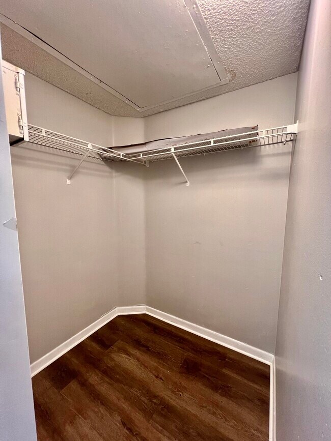 Building Photo - 724 Executive Center Dr