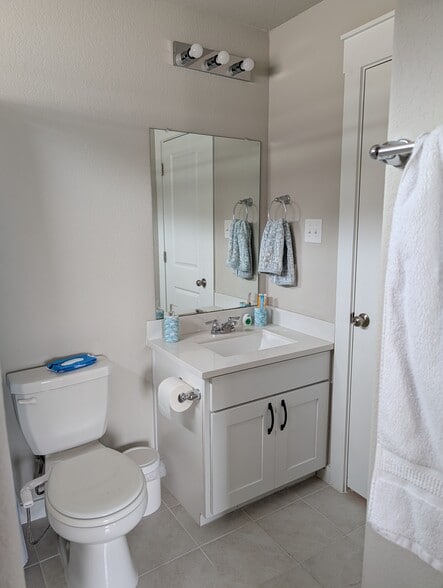 Building Photo - 2316 Calvert Dr