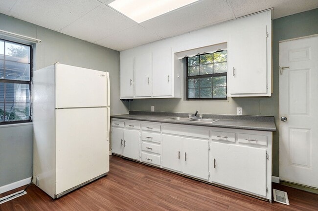 Building Photo - Charming and Updated Home on a Quiet Stree...