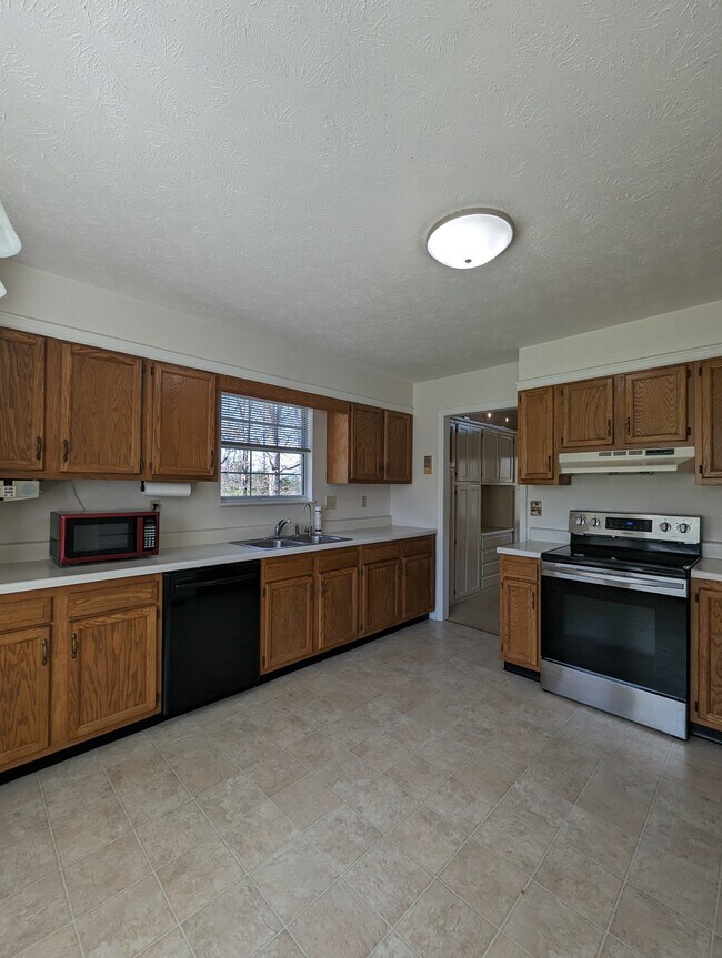 Building Photo - 1401 Francis Station Dr