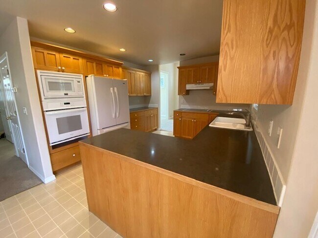 Building Photo - MOVE IN SPECIAL $500 OFF FIRST MONTHS RENT IF MOVED IN BY January 2026/ Location Location