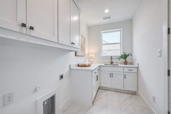 Building Photo - 6226 Lakeshore Dr