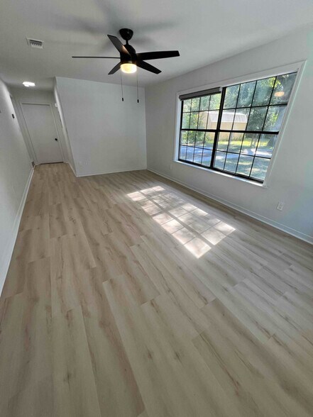 Building Photo - 531 Ditmar St