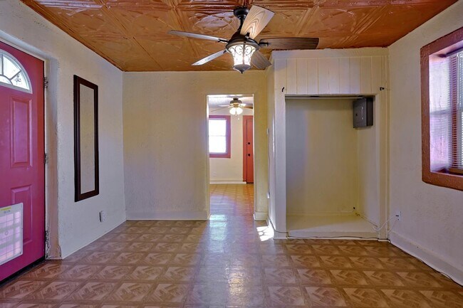 Building Photo - 1506 Edith Blvd NE