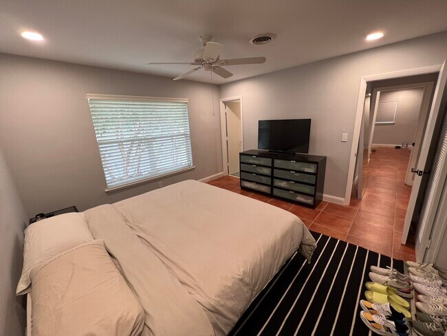 Building Photo - 1653 Poinsettia Dr