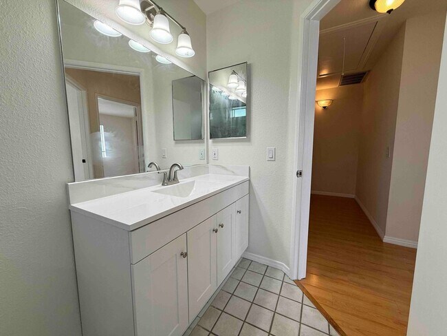Building Photo - Gated Community - Updated Harbor City Townhome - 3 bed / 2.5 bath