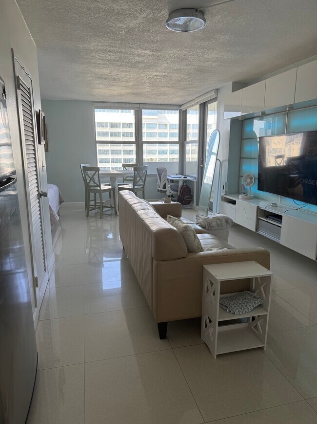 Building Photo - 2899 Collins Ave