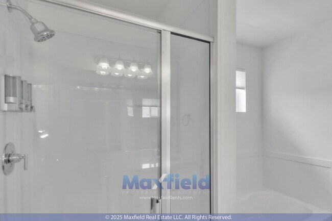 Building Photo - Spacious 5-Bedroom End-Unit Townhome with ...