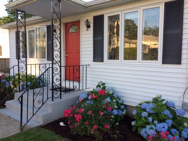 Building Photo - 142 Renfrew Ave