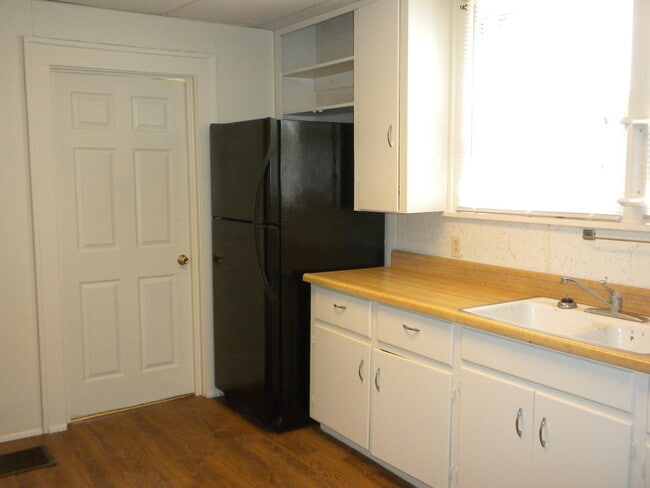 Building Photo - 1510 Rosemary Ln