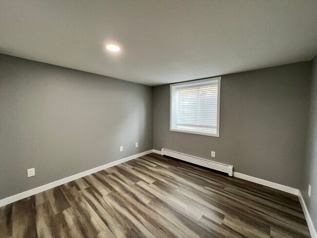 Building Photo - Spacious 3 Bedroom Apartment Near UNC with A/C