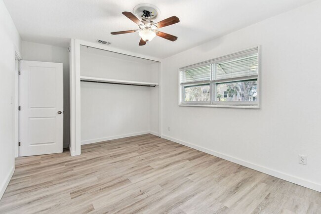 Building Photo - 610 Bosphorous Ave