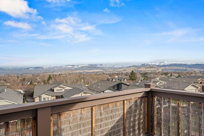 Building Photo - Mid-Century Modern home with stunning view...