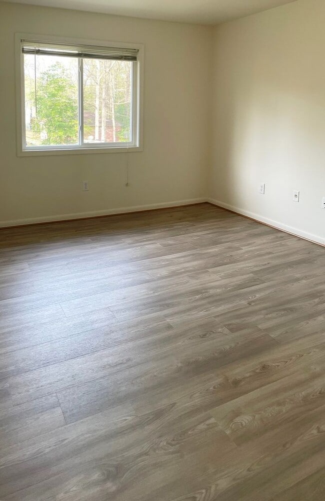 Building Photo - Charming 2 bedroom condo off of Jamestown Road! AVAILABLE July 2026!
