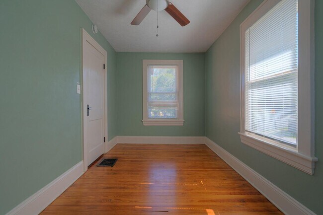 Building Photo - Grandin Court Foursquare convenient to SW City & SW Co!