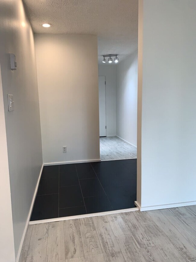 Building Photo - Beautiful Ground Floor Unit-  1BD/1.5BA