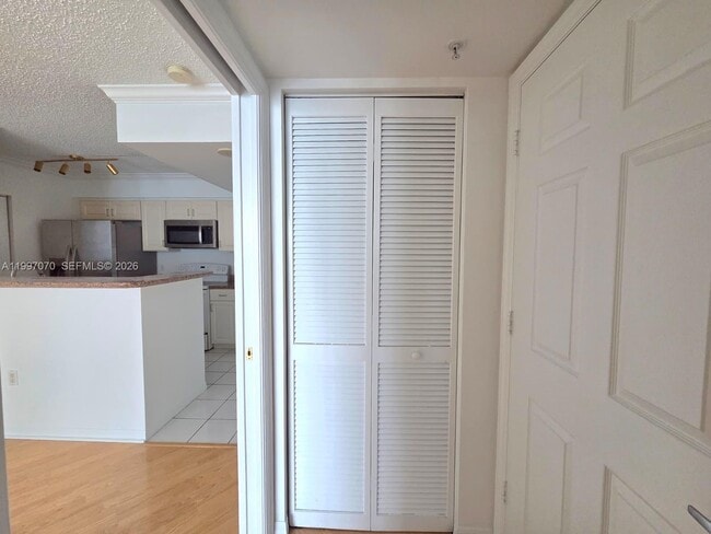 Building Photo - 1155 Brickell Bay Dr