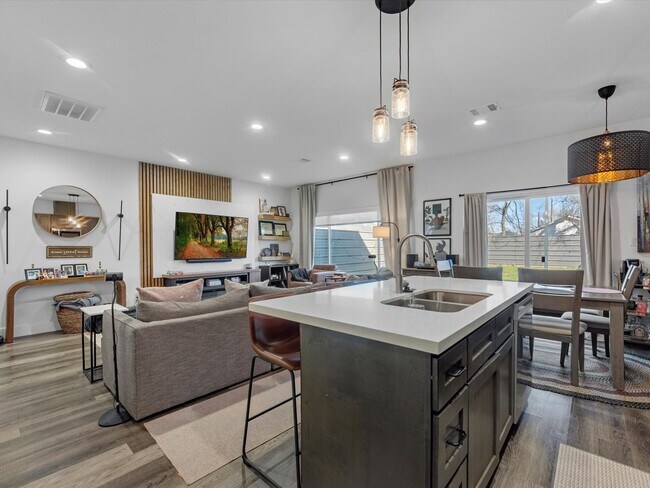 Building Photo - 2222 Wavell St