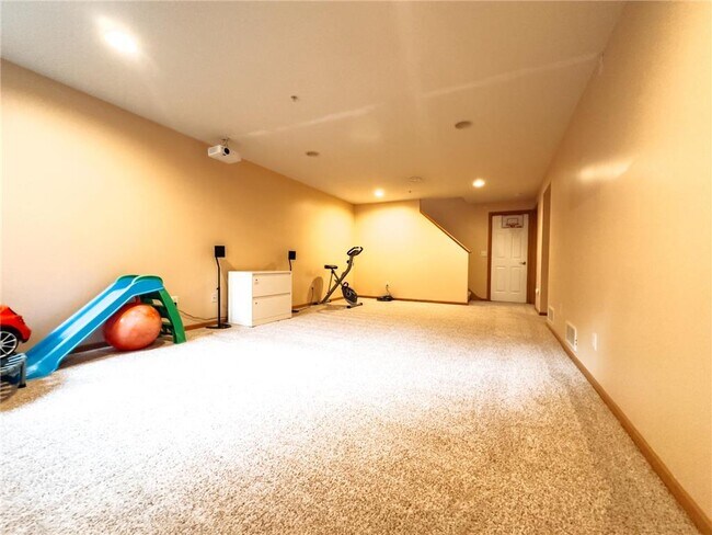 Building Photo - 5080 Yuma Ln N