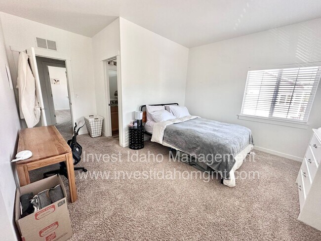 Building Photo - Stylish Townhome with Room to Relax & Ente...