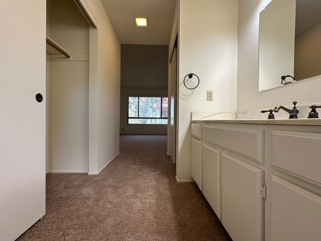 Building Photo - Bright and Spacious 2 Bedroom 2.5 Townhouse in Desirable Terrace Hills Community