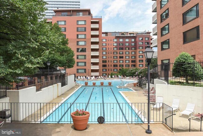 Building Photo - 1111 Arlington Blvd