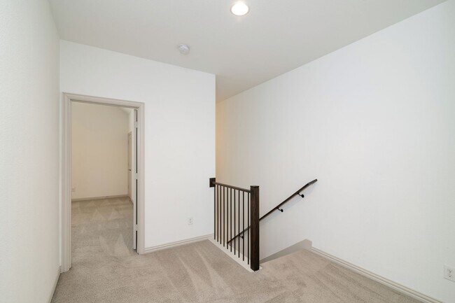 Building Photo - Beautiful 3 Bedroom Luxury Townhome, MCKIN...