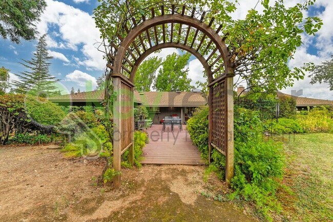 Building Photo - 9635 Oak Leaf Way