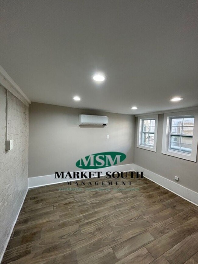 Building Photo - 31 E 404