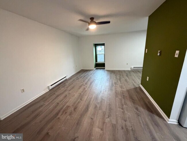 Building Photo - 444 Bridge St