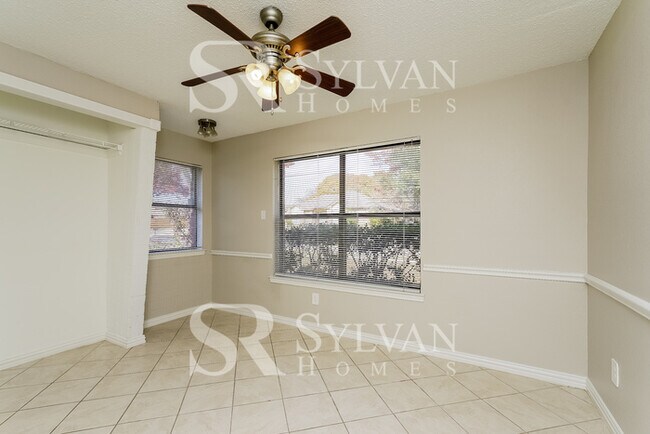 Building Photo - Fall in love with this 3 bedroom, 2 bathro...