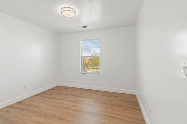 Building Photo - 3 bedroom, 2.5 bathroom St. George Home