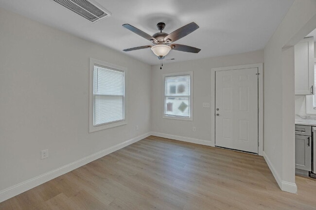 Building Photo - Newly renovated and modernized 1BR, 1BA du...