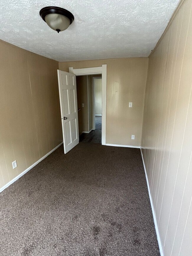 Building Photo - SECTION 8 and EDEN ACCEPTED!! A fully spac...