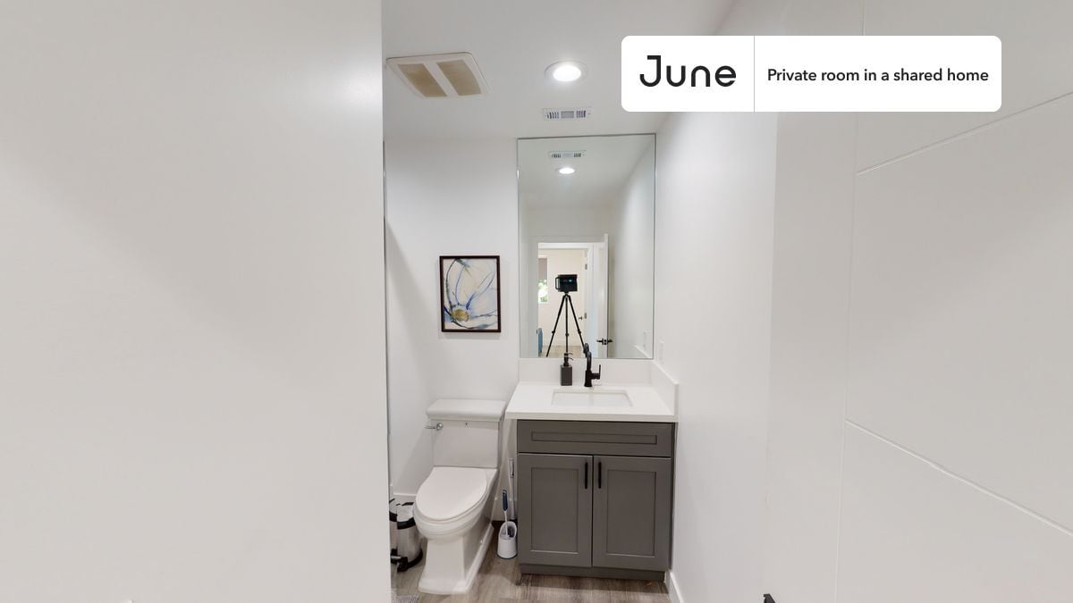 Building Photo - Private bedroom in 4 bed/3 bath Home