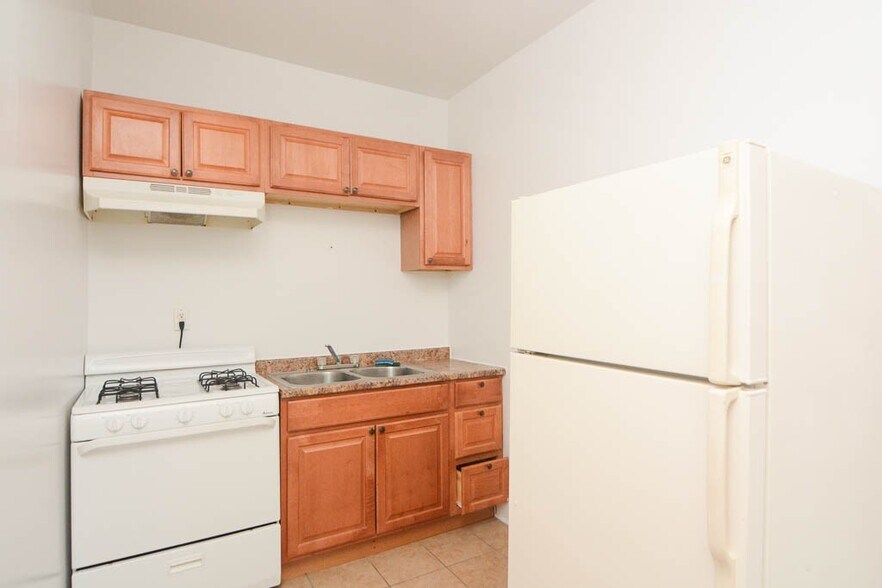 Building Photo - 2704 N Sawyer Ave