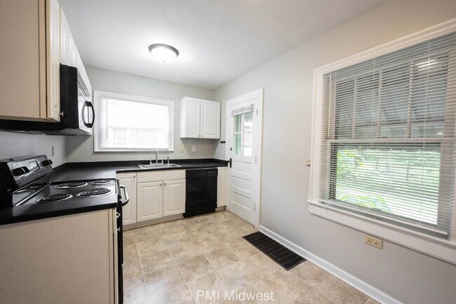 Building Photo - "Charming 3-Bedroom Retreat with Hardwood ...