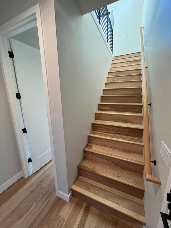 Building Photo - Modern 2 Bed, 2 Bath Just West of Century